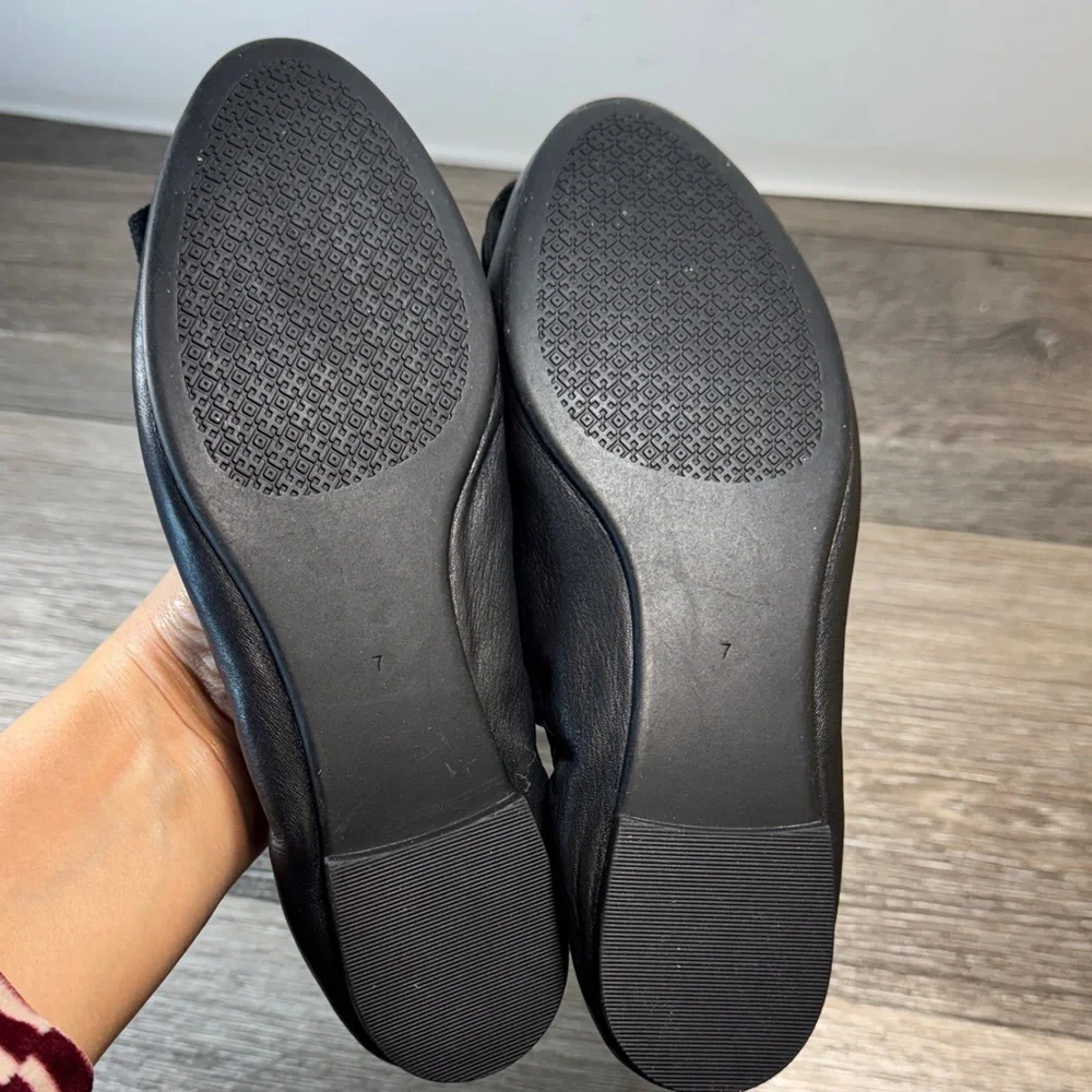 Tory Burch Black Leather Women's Flats with Floral Detail size 7M (j125)